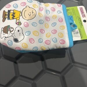 Peanuts Easter two pack snoopy mini silicone mitts for baking